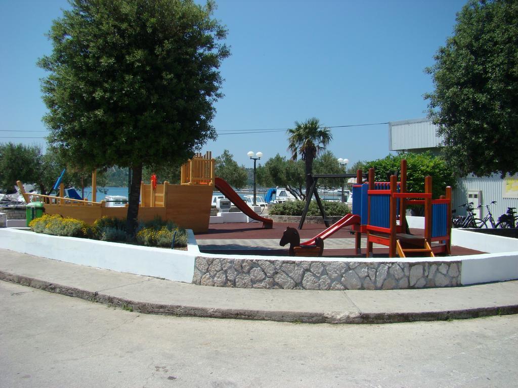 Apartments Pinus Pirovac Exterior photo